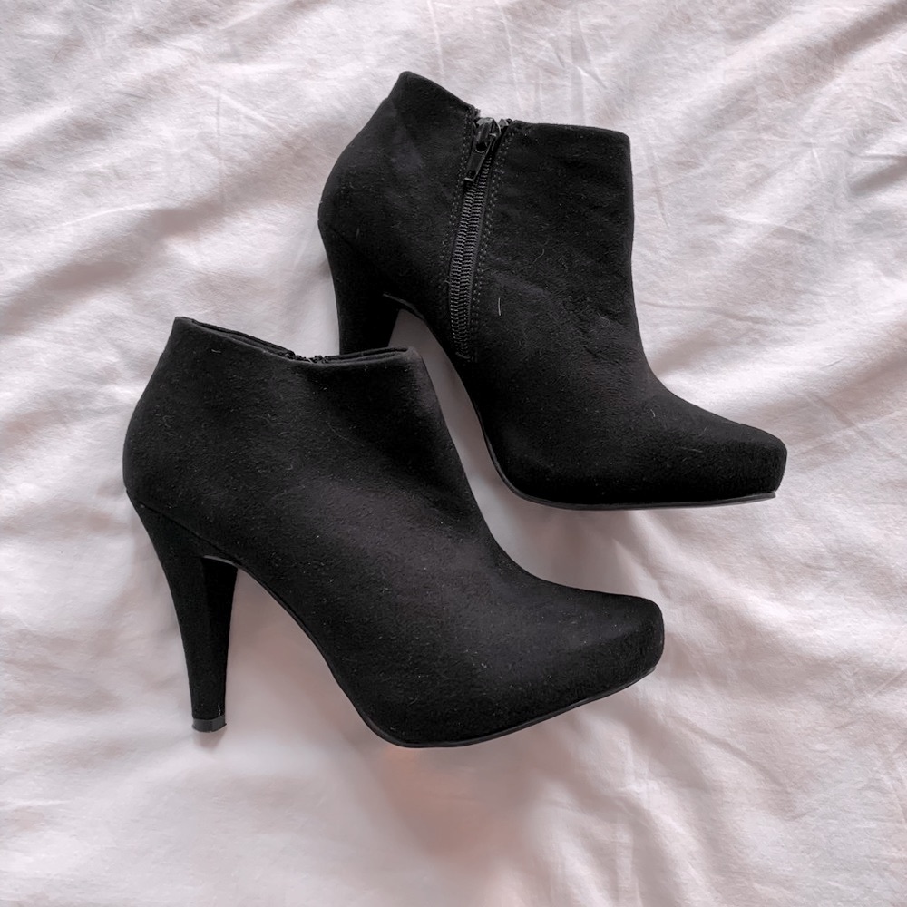 GLOBO Black Booties